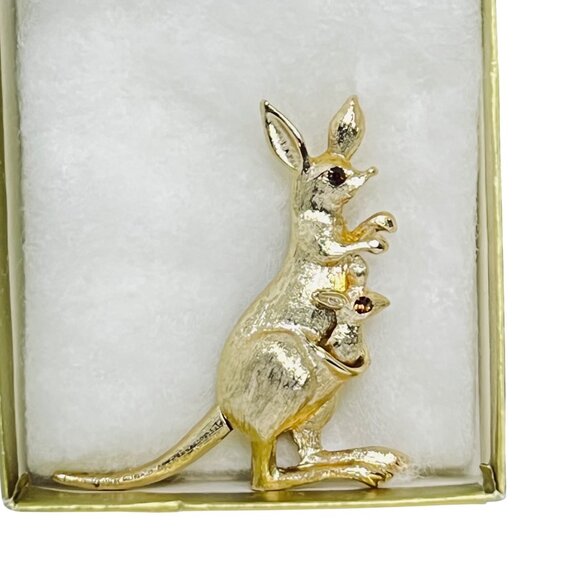 Avon Gold Tone And Rhinestone Kangaroo Brooch W/Articulating Roo And Tail (5559) - Picture 2 of 6